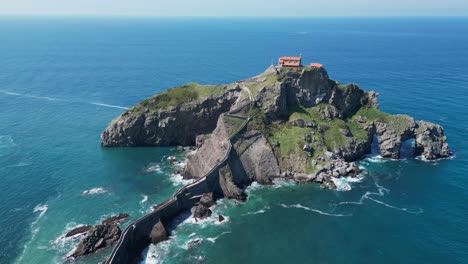 Castillo-De-Castelugatxe-En-La-Isla-De-Bermeo,-Golfo-De-Vizcaya,-País-Vasco,-Norte-De-España---Antena-4k