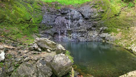 Rundblick-Vom-Wunderschönen-Wasserfall-O-Quê-Pipi-Im-üppigen-Wald-Des-Naturparks-Príncipe-Auf-Der-Prinzeninsel