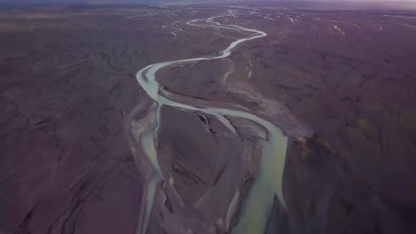 Verflochtener-Gletscherfluss,-Der-Durch-Die-Karge-Landschaft-Islands-Fließt