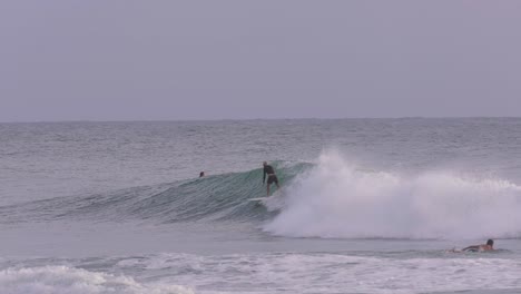 Morgenansichten-Eines-Surfers-In-Großen-Wellen-Bei-Burleigh-Heads,-Gold-Coast,-Australien