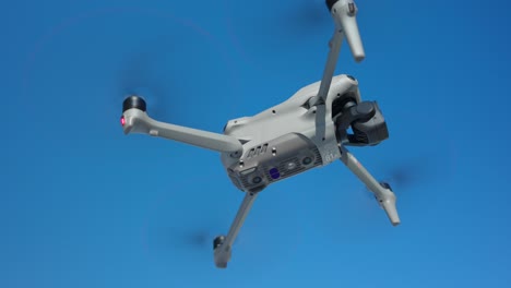 Erfassen-Sie-Die-Präzision-Einer-Professionellen-Drohne-Im-Statischen-Schwebeflug-–-Luftbildtechnik