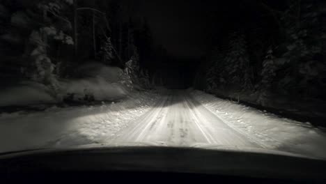 Nachts-Auf-Einer-Winterstraße-Fahren.-POV