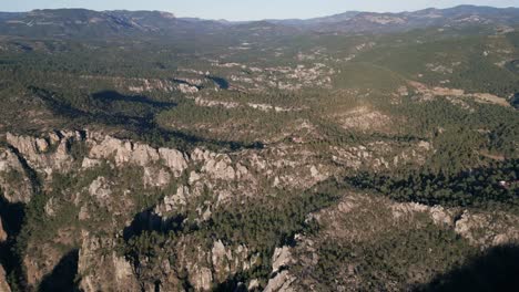 Drohnenlandschaft-Der-Natürlichen-Umgebung-Des-Copper-Canyon,-Skyline-Der-Mexikanischen-Berge-Mit-Grünen-Bäumen-Und-Felsformationen,-Mexiko-Chihuahua,-Sierra-Madre-Occidental,-Reise-Trekking-Spot