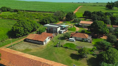 Luftaufnahme-Einer-Farm,-Auf-Der-Glückliche-Hühner-Eier-Für-Den-Vertrieb-In-Brasilien-Produzieren