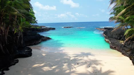 Niedrige-Aussicht-Auf-Weißen-Sand-Und-Türkisfarbenes-Meer-Am-Herrlichen-Bateria-Strand-Auf-Ilheu-Das-Rolas,-Sao-Tome,-Afrika