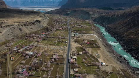 Luftaufnahme-Des-Talbodens-Neben-Dem-Fluss-In-Skardu-Mit-Dorfgebäuden-Und-Feldern