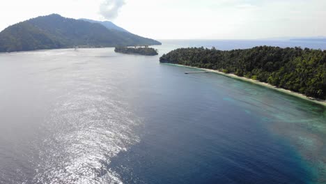 Volando-Sobre-El-Tranquilo-Mar-Azul-Junto-A-La-Isla-Kri-En-Verano-En-Indonesia