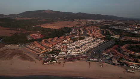 Drohnen-Luftvideo-Mit-Dolly-Out-Auf-Dem-Stadtkomplex-In-Algeciras,-Spanien,-Mit-Blick-Auf-Die-Berge-Rund-Um-Die-Stadt-Bei-Sonnenaufgang
