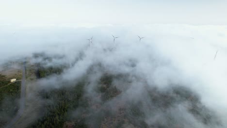 Las-Turbinas-Eólicas-De-Madeira-Giran-En-Nubes-Ondulantes-En-La-Montaña-De-Madeira.