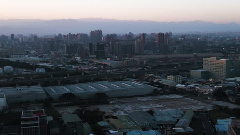 Panorama-Der-Mehrfamilienhäuser-Bei-Sonnenuntergang-Im-Bezirk-Luzhu,-Stadt-Taoyuan,-Taiwan