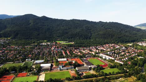 Erleben-Sie-Die-Dynamische-Energie-Von-Freiburg-Im-Breisgau-Mit-Aufregenden-Drohnenaufnahmen,-Die-Das-Geschäftige-Stadtzentrum,-Die-Lebhaften-Märkte-Und-Die-Lebendige-Atmosphäre-Zeigen