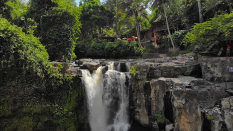 Pintoresca-Cascada-De-Tegenungan-En-Bali,-Indonesia---Toma-Aérea-De-Drones