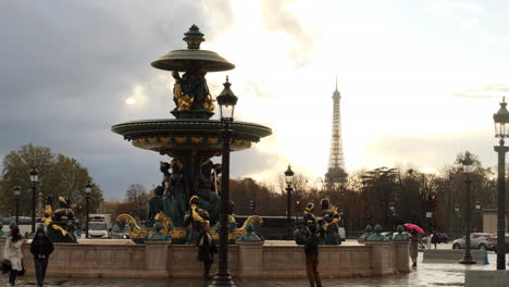 Mujer-Tomando-Fotos-En-La-Fuente-Monumental-En-La-Place-De-La-Concorde-En-París,-Francia-Al-Atardecer