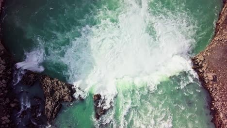 Türkisfarbener-Fluss-Und-Breiter-Wasserfall-Ergießen-Sich-In-Turbulente-Becken-In-Island