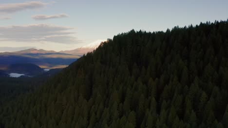 Dolly-In-Flug-In-Richtung-Kiefern-Bewachsenen-Bergrücken-Enthüllt-Schneebedeckten-Mount-St.-Helens,-Washington