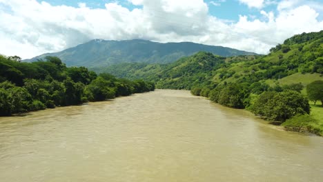 Fliegen-Sie-über-Den-Fluss-Cauca