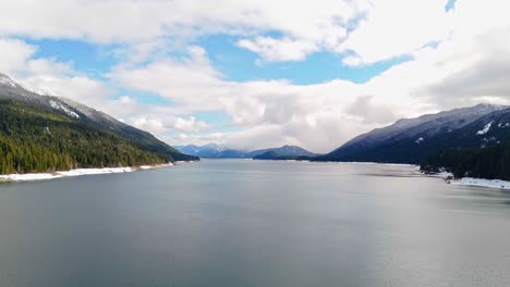 Beautiful-view-of-Lake-Kachess-wide-shot-with-mountains-on-a-partly-cloudy-sky-in-Washington-State