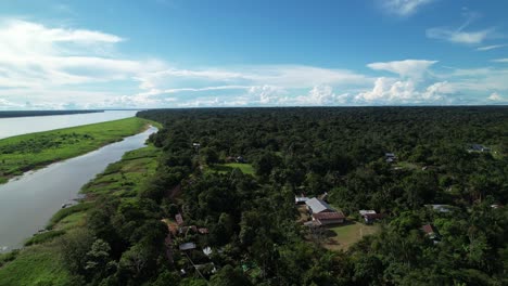 Luftaufnahme-Eines-Dorfes-In-Der-Nähe-Der-Ufer-Des-Amazonas-In-Kolumbien