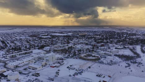 Fábrica-Y-Ciudad-Nórdica-Durante-La-Nieve-Del-Invierno-Al-Atardecer-Espectacular
