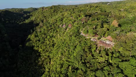 Drohnenaufnahmen-Von-Holzgebäuden-Im-Dschungel-Von-Siquijor-Auf-Den-Philippinen