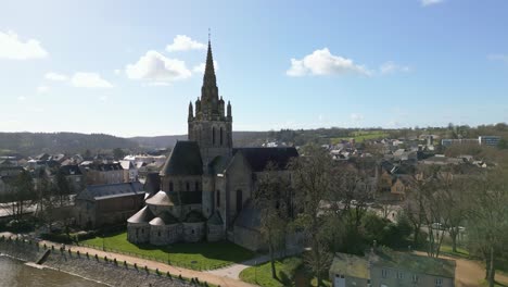 Basilika-Notre-Dame-D&#39;Avesnières-Am-Fluss-Mayenne,-Laval-In-Frankreich