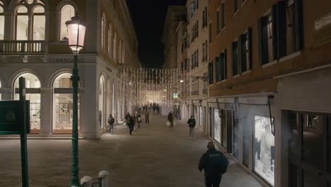 Venezianische-Nacht-Mit-Funkelnden-Lichtern-In-Der-Historischen-Straße