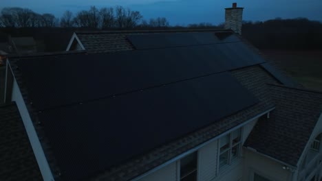Sonnenkollektoren-Auf-Wohnhaus-In-Der-Nacht