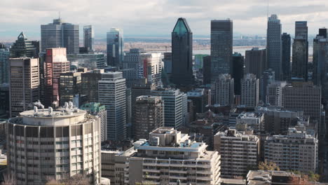 Sonnenlicht-Auf-Der-Skyline-Der-Innenstadt-Von-Montreal-An-Einem-Klaren,-Teilweise-Bewölkten-Herbsttag