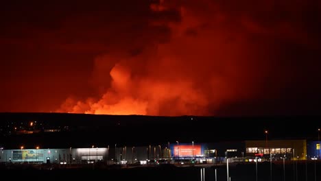 Centro-Comercial-En-Islandia-Y-Horizonte-Ardiente-Después-De-La-Erupción-Del-Volcán-En-La-Noche