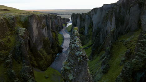 Paisaje-Escénico-Del-Cañón-Fjadrargljufur-En-La-Región-Sur,-Islandia-Al-Atardecer