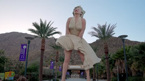 Marilyn-Monroe-statue-in-Palms-Springs,-California-with-tourists-and-video-stable-medium-shot