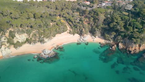 Admire-Lloret-De-Mar's-coastal-magnificence-from-above,-where-aerial-snapshots-showcase-its-pristine-beaches-and-upscale-attractions-like-Santa-Cristina-and-Cala-Treumal