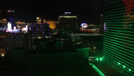 Zeitraffer-Von-Las-Vegas-Bei-Nacht,-Aufgenommen-Durch-Ein-Hotelfenster