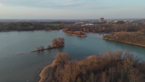 Drohnenschuss,-Der-Rückwärts-über-Den-Lake-Moodie-Und-Den-Bruce-Trail-Fliegt-Und-Die-Skyline-Von-St.-Enthüllt