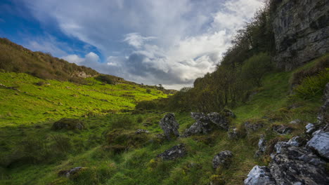 Zeitraffer-Von-Ländlichem-Ackerland-Mit-Einer-Reihe-Von-Bäumen-Und-Felsen-Im-Vordergrund,-Gelegen-Auf-Einem-Steinfeld-An-Einem-Bewölkten,-Sonnigen-Tag,-Gesehen-Von-Carrowkeel-In-Der-Grafschaft-Sligo-In-Irland