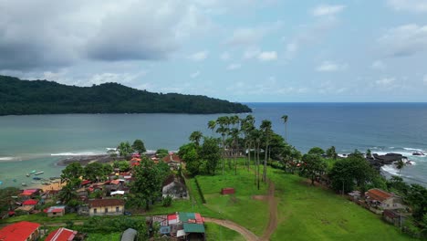 Flug-über-Die-Stadt-Porto-Alegre-In-Richtung-Meer,-São-Tomé,-Afrika