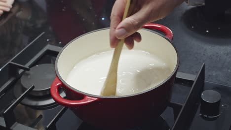 Slow-motion-shot-of-flour-being-added-to-sauce