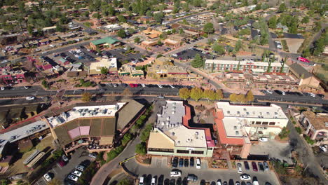 Luftaufnahme-Von-Uptown-Sedona,-Zentraler-Bereich-Mit-Geschäften-Und-Restaurants,-Arizona,-USA,-Drohnenaufnahme