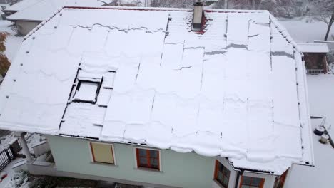 Sonnenkollektoren-Auf-Hausdächern-Mit-Schnee-Im-Winter-Bedeckt