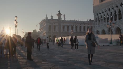 Die-Goldene-Stunde-Im-Morgengrauen-Auf-Venedigs-Berühmter-Piazza