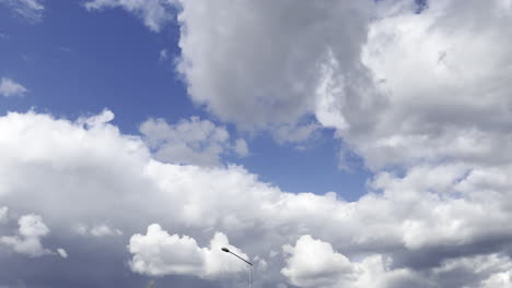 Poste-De-Luz-De-Calle-Contra-Nubes-Esponjosas-En-El-Cielo