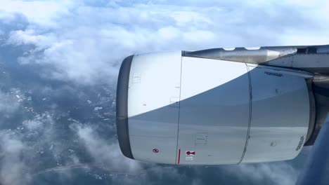 Flugzeugmotor-Gegen-Den-Himmel,-Flauschige-Wolken-Darunter,-Perspektive-Während-Des-Fluges,-Sonniger-Tag