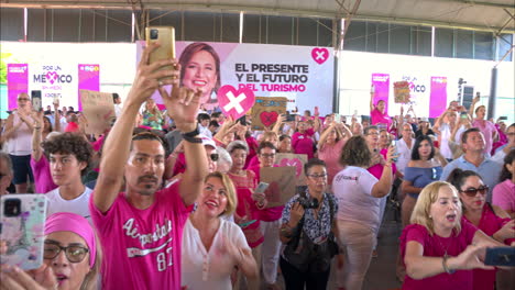 Mexikaner-Jubeln-Der-Präsidentschaftskandidatin-Xochitl-Galvez-Bei-Einer-Kundgebung-In-Cancun-Quintana-Roo-Zu,-Ganz-In-Pink-Gekleidet