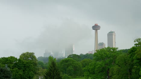 Die-Kamera-Schwenkt-Nach-Rechts,-Während-Wir-Nebel-Sehen,-Der-Von-Den-Niagarafällen-Aufgestiegen-Ist-Und-Die-Skyline-Der-Niagarafälle-Teilweise-Verdeckt