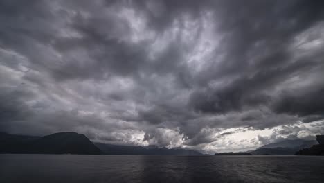 Nubes-Tormentosas-Oscuras-Y-Amenazantes-Se-Mueven-Rápidamente-Sobre-El-Fiordo