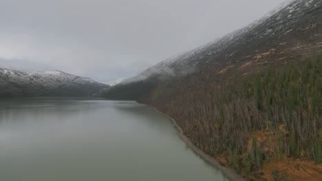 Lago-Brumoso-En-Noruega-Con-Follaje-Otoñal-Y-Arco-Iris-Tenue,-Vista-Aérea