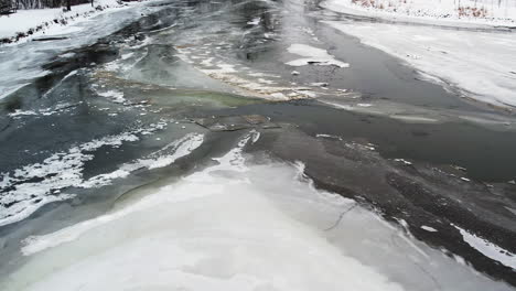 Agua-De-Río-Congelada-En-Invierno.-Tiro-Descendente-Del-Dron