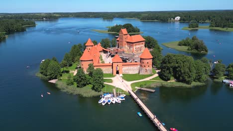 Imágenes-Cinematográficas-De-Drones-En-4k-Del-Castillo-De-Trakai-En-Lituania