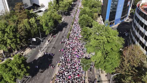 Luftaufnahmen-Fangen-Den-Frauentagsmarsch-Auf-Der-Avenida-Reforma-In-CDMX-An-Einem-Sonnigen-Tag-Ein