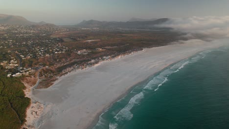Meereslandschaft-In-Noordhoek,-Kapstadt-Bei-Sonnenuntergang---Luftaufnahme